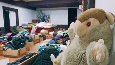 Лариса Артемова з Луганська організувала у Житомирі пункт прийому речей для переселенців Лариса Артемова з Луганська організувала у Житомирі пункт прийому речей для переселенців