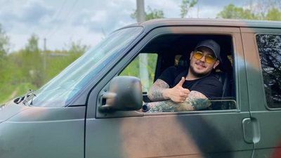 Прикарпатець Віктор Доскоч доставляє військовим на фронт мікроавтобуси та пікапи