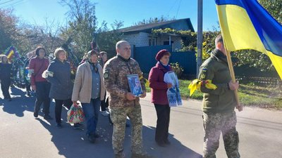 На Чернігівщині попрощалися з трьома бійцями, які загинули в боях за Харків та Херсон На Чернігівщині попрощалися з трьома бійцями, які загинули в боях за Харків та Херсон