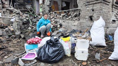 Юлія на руїнах свого будинку в Краматорську Донецької області