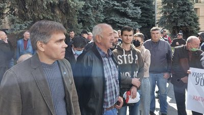 Протестувальники з Харківського авіазаводу передали вимоги до обладміністрації Протестувальники з Харківського авіазаводу передали вимоги до обладміністрації