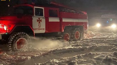 Негода на Харківщині: на дорогах застрягли вантажівка з медичним киснем та швидка Негода на Харківщині: на дорогах застрягли вантажівка з медичним киснем та швидка