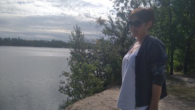 Житомирянка 12 років поспіль під час купального сезону щодня прибирає узбережжя кар'єру з власної волі