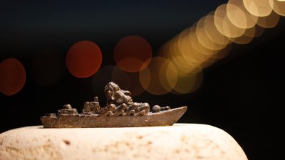 Мініскульптурка "Русский корабль, иди на*уй" у Будапешті Мініскульптурка "Русский корабль, иди на*уй" у Будапешті