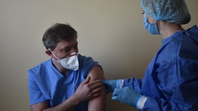 На Волині щепили від COVID-19 першого медика