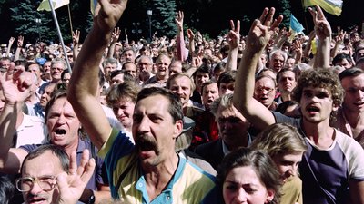 Люди скандують на площі перед Верховною Радою у Києві 28 серпня 1991 року