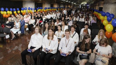 У Дніпрі для золотих медалістів влаштували свято на станції метро