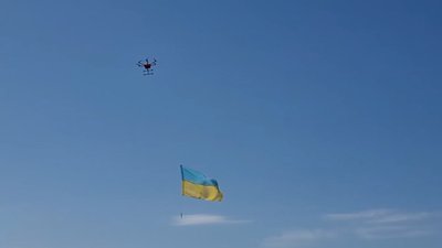 Львівські тероборонівці показали проліт БПЛА з прапором України поблизу лінії зіткнення