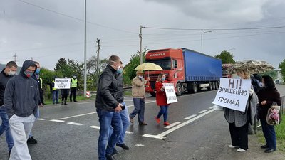 На Львівщині мешканці двох міст мітингують: вони проти приєднання до Львівської ОТГ
