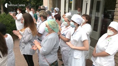 Концерт для медиків: оркестр зіграв на подвір'ї інфекційної лікарні у Харкові Концерт для медиків: оркестр зіграв на подвір'ї інфекційної лікарні у Харкові