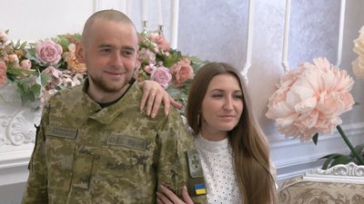 Повістка, присяга і одруження в один місяць – у Черкасах одружили пару вінничан Повістка, присяга і одруження в один місяць – у Черкасах одружили пару вінничан