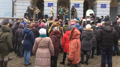 Проти локдауну і тарифів: у Чернівцях пікетують міську раду одразу з двох причин