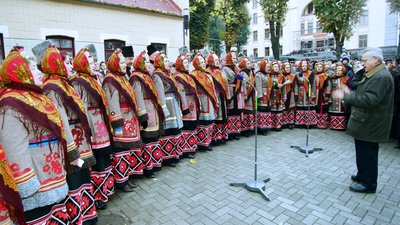 Клима Савура в бронзі "приймала" його зв'язкова: до 20-річчя відкриття в Рівному пам'ятника організатору УПА на Волині Клима Савура в бронзі "приймала" його зв'язкова: до 20-річчя відкриття в Рівному пам'ятника організатору УПА на Волині