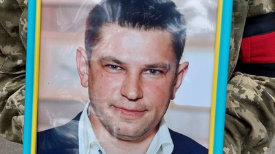 "Світла людина була" - у Сумах попрощалися з військовим Ігорем Острогою