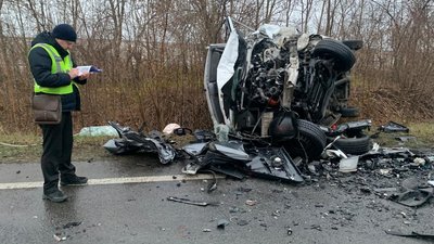 Через лобове зіткнення автомобілів на Львівщині загинули троє людей Через лобове зіткнення автомобілів на Львівщині загинули троє людей