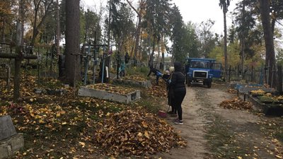 В Житомирі відбулася акція з прибирання Польського кладовища В Житомирі відбулася акція з прибирання Польського кладовища