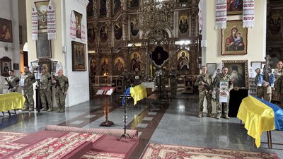 У Полтаві попрощалися із трьома воїнами, які полягли на фронті