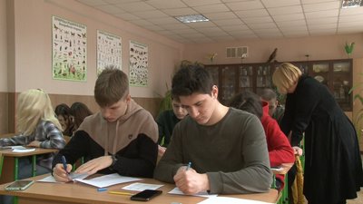 Учні з всієї України навчатимуться за підручником черкаської вчительки Учні з всієї України навчатимуться за підручником черкаської вчительки
