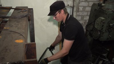 НА ВИХІДНІ: Попит на передовій: черкаські волонтери виготовляють скоби для бліндажів