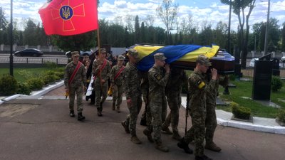 У Житомирі попрощалися з військовим Сергієм Булаєнком, який загинув під час обстрілу військами РФ У Житомирі попрощалися з військовим Сергієм Булаєнком, який загинув під час обстрілу військами РФ