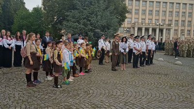 Ужгородці пройшли ходою зі 100-метровим прапором Ужгородці пройшли ходою зі 100-метровим прапором