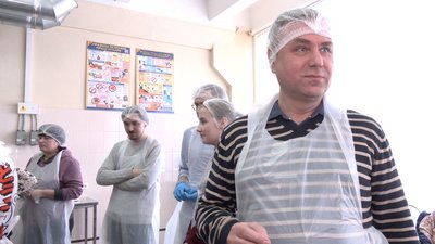 Пекли млинці та робили з них торти: у Черкасах провели майстер-клас до Масниці Пекли млинці та робили з них торти: у Черкасах провели майстер-клас до Масниці