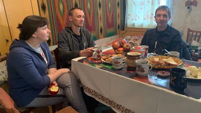 Волонтери з Луганщини, які евакуювалися до Кривого Рогу, возять гуманітарні вантажі й вивозять людей з«гарячих» точок Волонтери з Луганщини, які евакуювалися до Кривого Рогу, возять гуманітарні вантажі й вивозять людей з«гарячих» точок