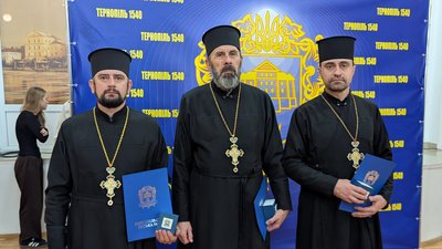 Нагородили людей, які рятували жителів Тернополя після російської атаки 19 листопада Нагородили людей, які рятували жителів Тернополя після російської атаки 19 листопада
