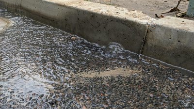 В одному з мікрорайонів Миколаєва відбувся витік води. Тривають аварійно-ремонтні роботи В одному з мікрорайонів Миколаєва відбувся витік води. Тривають аварійно-ремонтні роботи