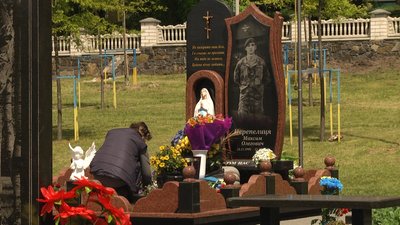 У Житомирі в День Героїв вшанували пам'ять загиблих воїнів У Житомирі в День Героїв вшанували пам'ять загиблих воїнів