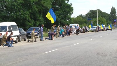 Тіло загиблого земляка в Ізяславі зустрічали навколішки. Фото: Суспільне. Тіло загиблого земляка в Ізяславі зустрічали навколішки. Фото: Суспільне.