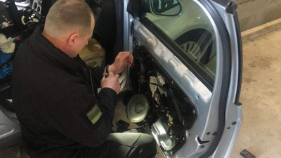 На Закарпатті виявили майже тисячу пачок сигарет, які українець намагався вивезти до ЄС