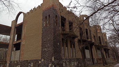 Входи до кропивницької недобудови, на якій торік загинула школярка, закладуть цеглою Входи до кропивницької недобудови, на якій торік загинула школярка, закладуть цеглою