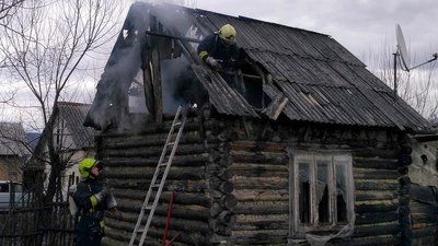 На Закарпатті горів дерев’яний будинок