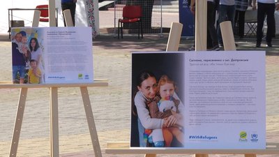 На фото мольберти з історіями біженців та переселенців. На фото мольберти з історіями біженців та переселенців.