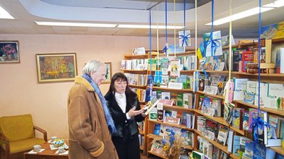 У Сумській обласній бібліотеці стартувала акція "Підвішена книга"