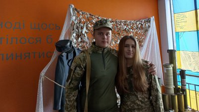 У ліцеї в Житомирі відкрили куточок пам'яті колишніх учнів, які загинули у війні за Україну У ліцеї в Житомирі відкрили куточок пам'яті колишніх учнів, які загинули у війні за Україну