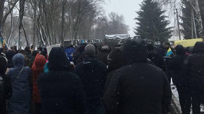 Жителі Білокуракиного вийшли на мітинг Жителі Білокуракиного вийшли на мітинг