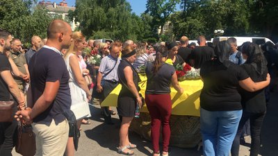 Люди, які прийшли попрощатися із загиблими воїнами Люди, які прийшли попрощатися із загиблими воїнами