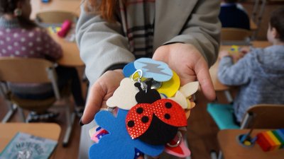 Школярі з Волновахи зробили сітловідбивальні елементи для водіїв та пішоходів Школярі з Волновахи зробили сітловідбивальні елементи для водіїв та пішоходів