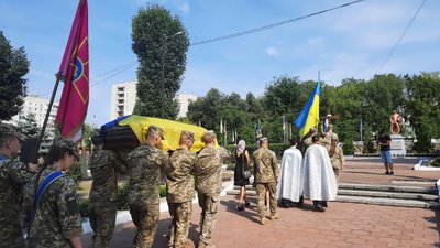 Покинув все і пішов на фронт добровольцем – у Житомирі попрощалися із загиблим військовим Віктором Перепелицею Покинув все і пішов на фронт добровольцем – у Житомирі попрощалися із загиблим військовим Віктором Перепелицею