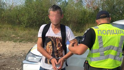 На Івано-Франківщині чоловік напав та поранив у магазині продавчиню