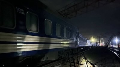 Поблизу станції "Коломак" вантажівка в'їхала в пасажирський потяг
