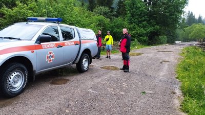 Прикарпатські рятувальники допомогли туристу з Чернігова, який не міг перейти гірську річку через підйом рівня води Прикарпатські рятувальники допомогли туристу з Чернігова, який не міг перейти гірську річку через підйом рівня води
