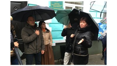 У Мелітополі більш як сто людей мітингують проти "примусової" вакцинації У Мелітополі більш як сто людей мітингують проти "примусової" вакцинації