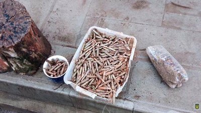 Знахідки після бойових дій. На Миколаївщині жінка на власному подвір’ї виявила понад тисячу набоїв
