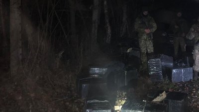 7,5 тисяч пачок сигарет покинули контрабандисти на кордоні з Румунією