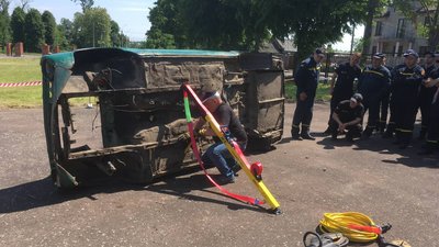 У Житомирі рятувальники тренувалися розрізати автомобілі, які потрапили в ДТП У Житомирі рятувальники тренувалися розрізати автомобілі, які потрапили в ДТП