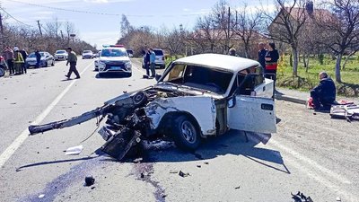 У Чернівецькій області зіткнулися два авто. Двоє людей в реанімації У Чернівецькій області зіткнулися два авто. Двоє людей в реанімації