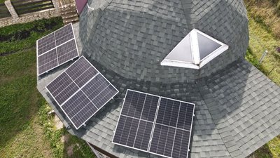 Житель Тернопільщини економить на комунальних послугах у своїй хаті-півкулі Житель Тернопільщини економить на комунальних послугах у своїй хаті-півкулі